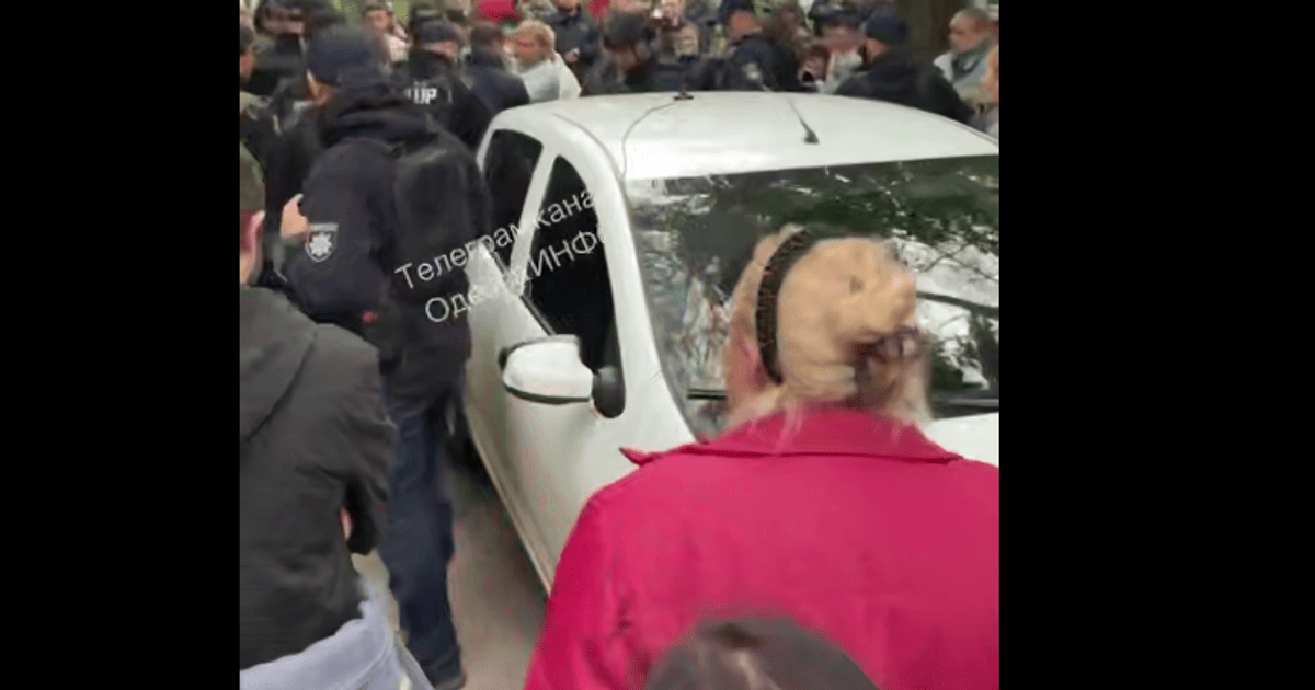 Скандальне затримання в Одесі: поліція звітує про СЗЧівця, очевидці — про побиття