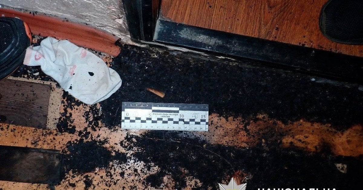 Мати підпалила двері у квартирі доньки