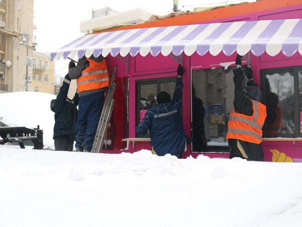 У Києві демонтують незаконні МАФи. / © соцмережі