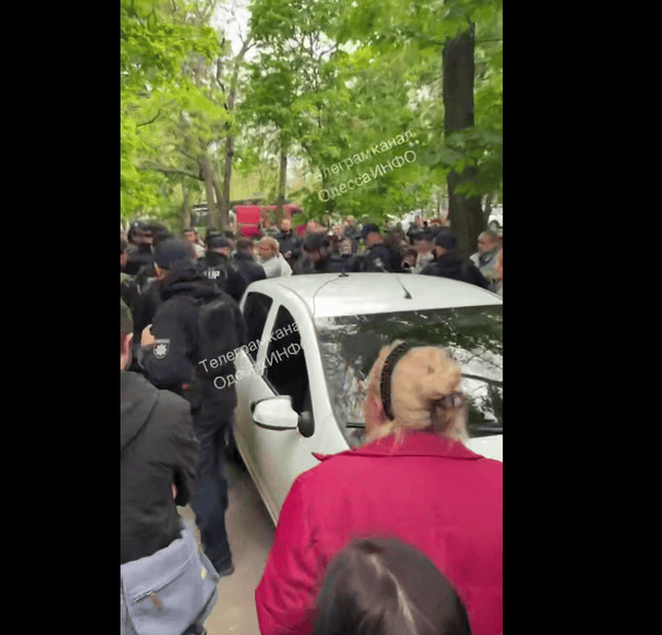 Масова сутичка з поліцією в Одесі: натовп перешкоджав затриманню хлопця в СЗЧ