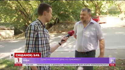 Як кияни переживають спеку у громадському транспорті