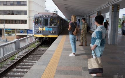 У Києві в годину пік із великими затримками їздять поїзди метро