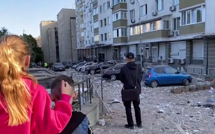 "Как мы вообще выжили там?": разговор детей у поврежденной многоэтажки в Киеве (видео)