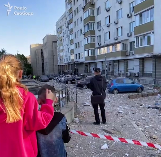 "Как мы вообще выжили там?": разговор детей у поврежденной многоэтажки в Киеве (видео)
