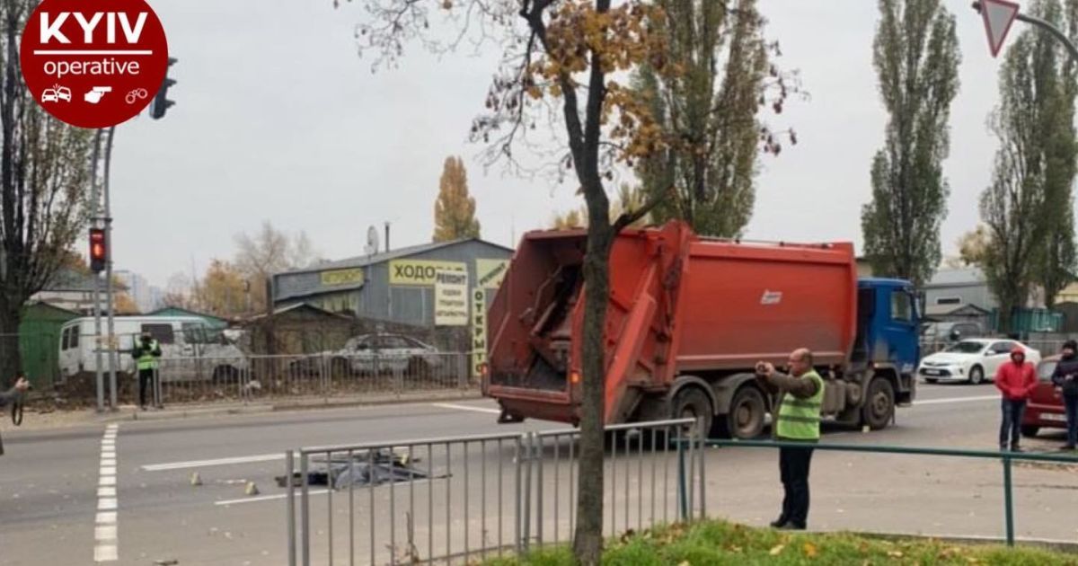 У Мережі з'явилося відео ДТП зі сміттєвозом, який розчавив пішохода