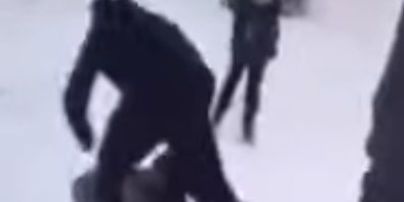 Лупил ногами по голове, а девушка снимала: в Луцке школьник жестоко избил другого ученика (видео)