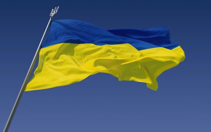 "Он не мой": в Каменском девушка сожгла флаг Украины под смех друзей
