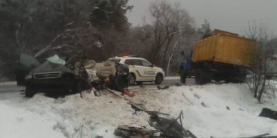 На Киевщине легковушка влетела в грузовик. Три человека погибли