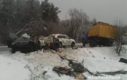 На Киевщине легковушка влетела в грузовик. Три человека погибли