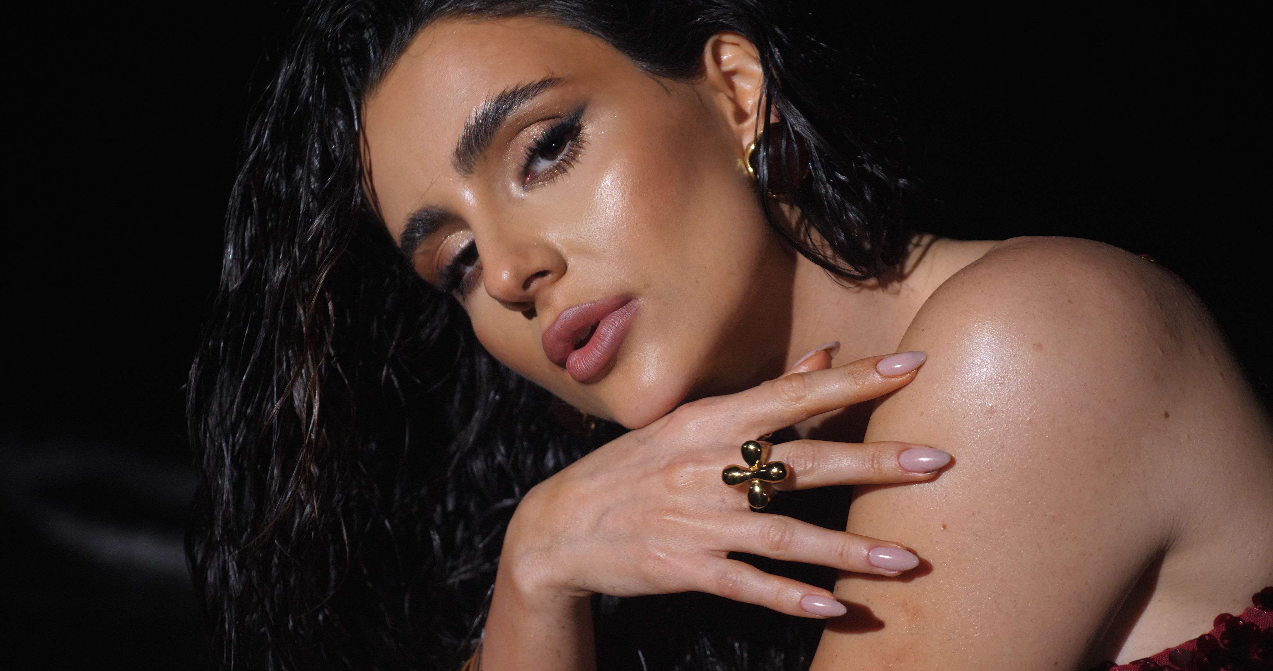 Анна Тринчер в клипе на песню 