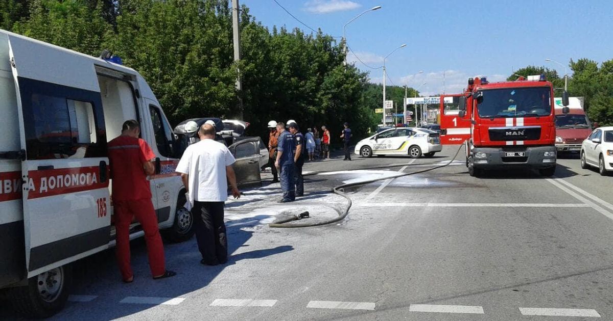 у дніпрі спалахнуло авто_1 / © Головне управління ДСНС у Дніпропетровській області