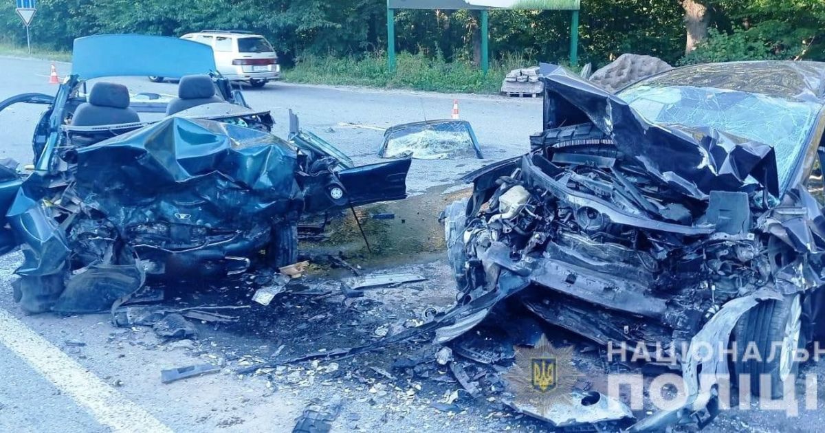 Машини перетворилися на брухт: в ДТП під Вінницею трагічно загинуло подружжя (фото)
