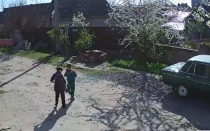 В оккупированном Херсоне дети обнаружили гранатомет, и он выстрелил в их руках (видео)