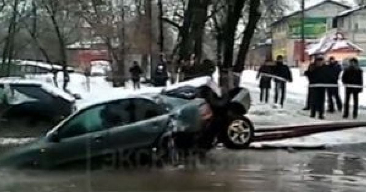 В России коммунальщики разорвали авто (Видео)