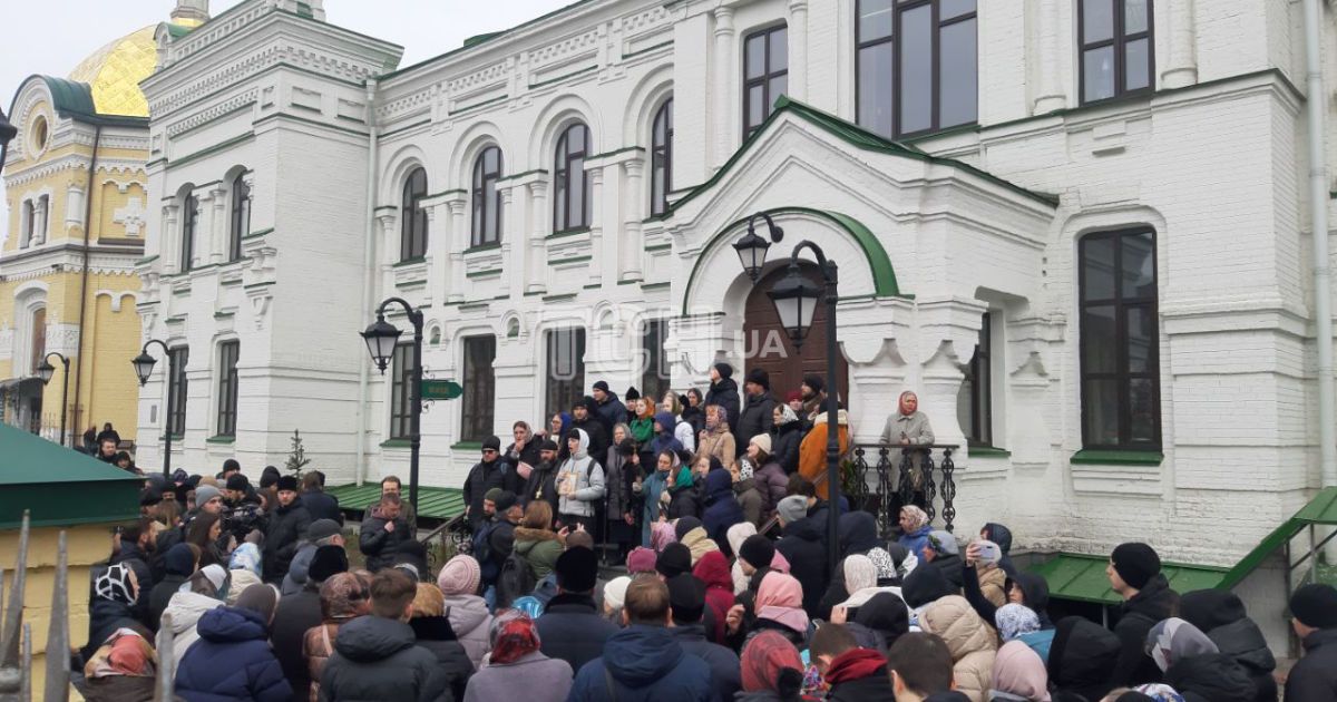 Віряни УПЦ МП збираються в Лаврі на молитву: служителі заблокували вхід до одного з храмів (фото, відео)