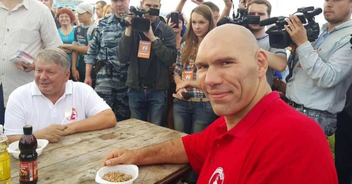 Депутатів на фестивалі ретельно охороняли від відвідувачів / © Twitter/Микола Валуєв