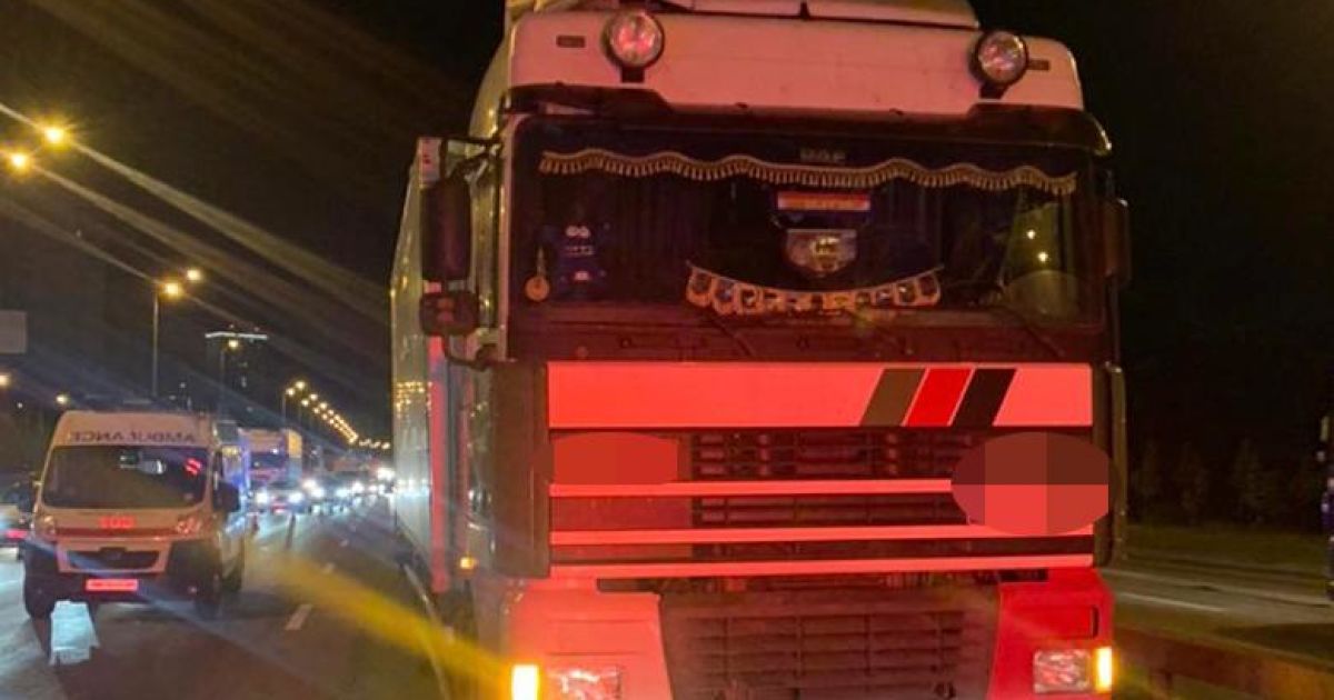 Перебегали дорогу в запрещенном месте: в Киеве грузовик насмерть сбил мужчину и женщину (фото)