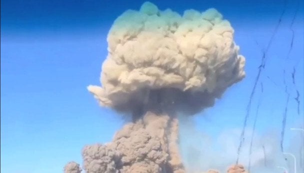 "Гриб" из огня и дыма: момент взрыва возле Житомира попал на видео