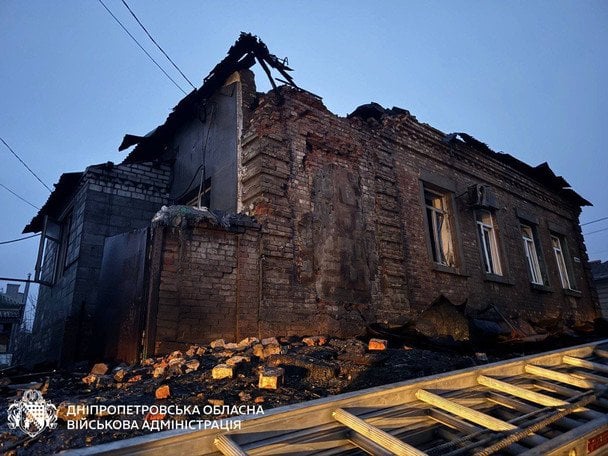 Внаслідок атаки військ РФ пошкоджені приватні будинки та автівки в одному з районів міста / © Дніпропетровська ОДА