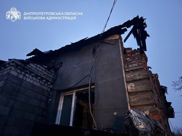 Внаслідок атаки військ РФ пошкоджені приватні будинки та автівки в одному з районів міста / © Дніпропетровська ОДА