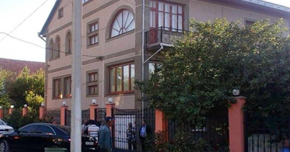 Дом забросали тухлыми яйцами