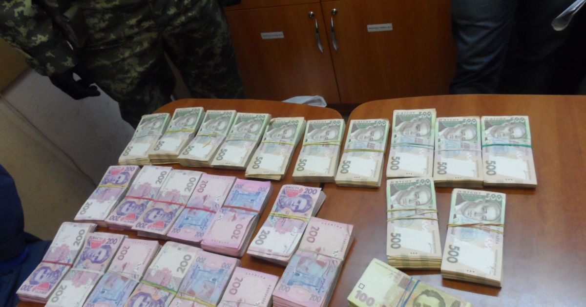 Контрабандистка спрятала деньги в белье