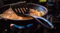 Які продукти не можна готувати на антипригарній сковороді?