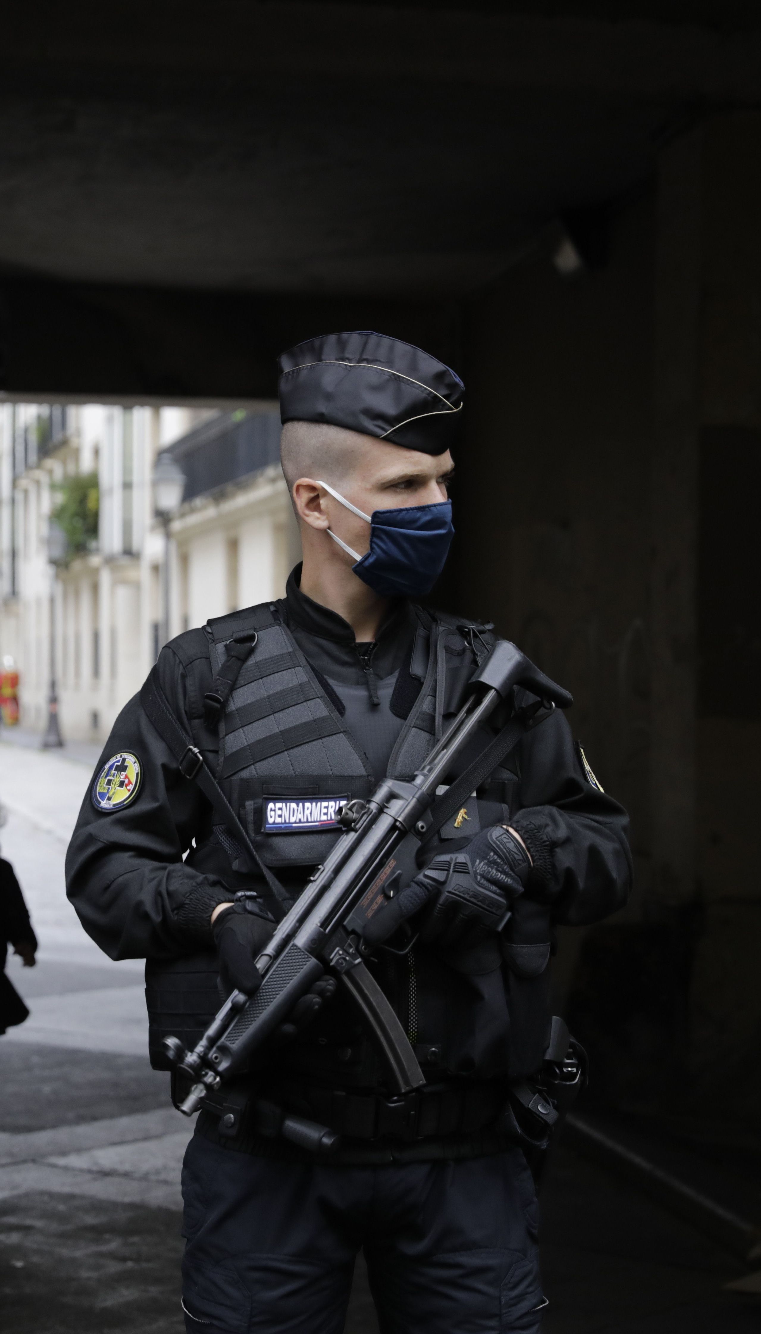 Вблизи Парижа мужчина с ножом напал на людей: есть раненые
