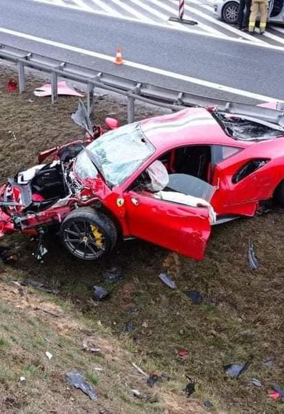 "Прошила" відбійник: у Польщі вщент розтрощили рідкісну Ferrari