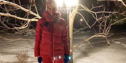 В спортивках и пуховике: Катя Осадчая вышла на зимнюю прогулку с любимым