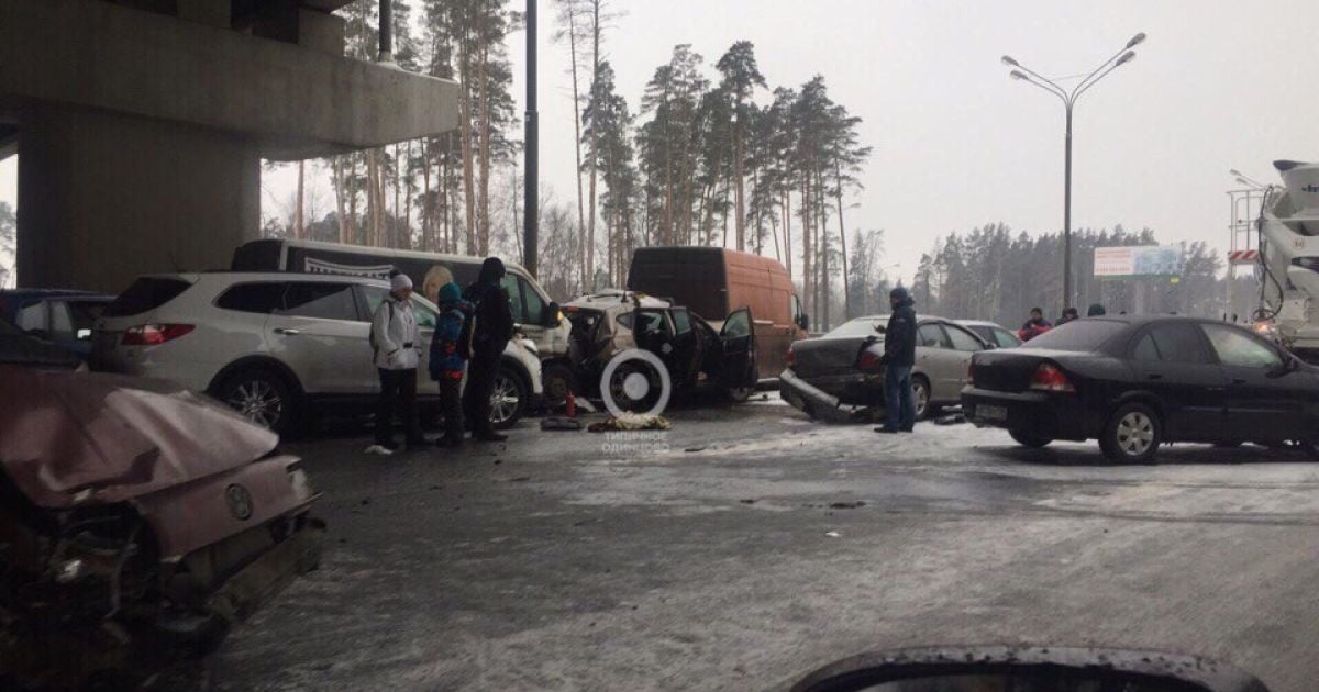 Масштабное ДТП в Подмосковье: на шоссе столкнулись 27 авто, есть пострадавшие