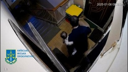 У Києві чоловік жорстоко вбивав собаку, тримаючи на руках 11-місячну доньку: відео містить кадри насилля