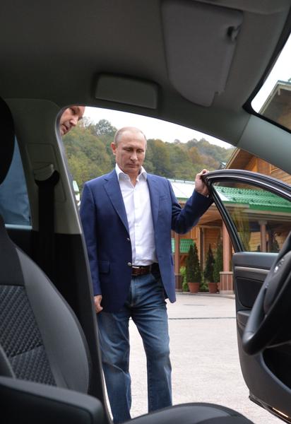 В РФ авторынок упал более чем на 60%, а моделью-бестселлером стала машина, на которой запрещается выезжать за границу