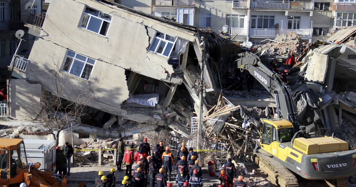 Кількість загиблих від землетрусу в Туреччині знову зросла. Зруйновано десятки будівель