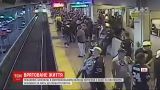В США мужчина вытащил из колеи на платформу пассажира за мгновение до прибытия поезда