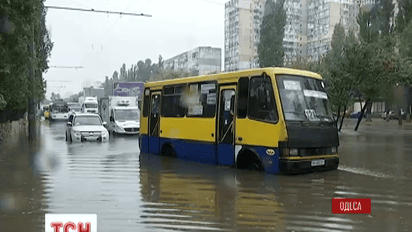 Затопленые улицы, поваленые деревья: в Одессе бушует непогода