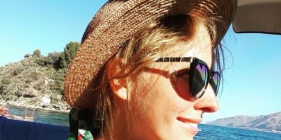 Струнка Катерина Осадча показала засмагу під час відпустки у теплих краях