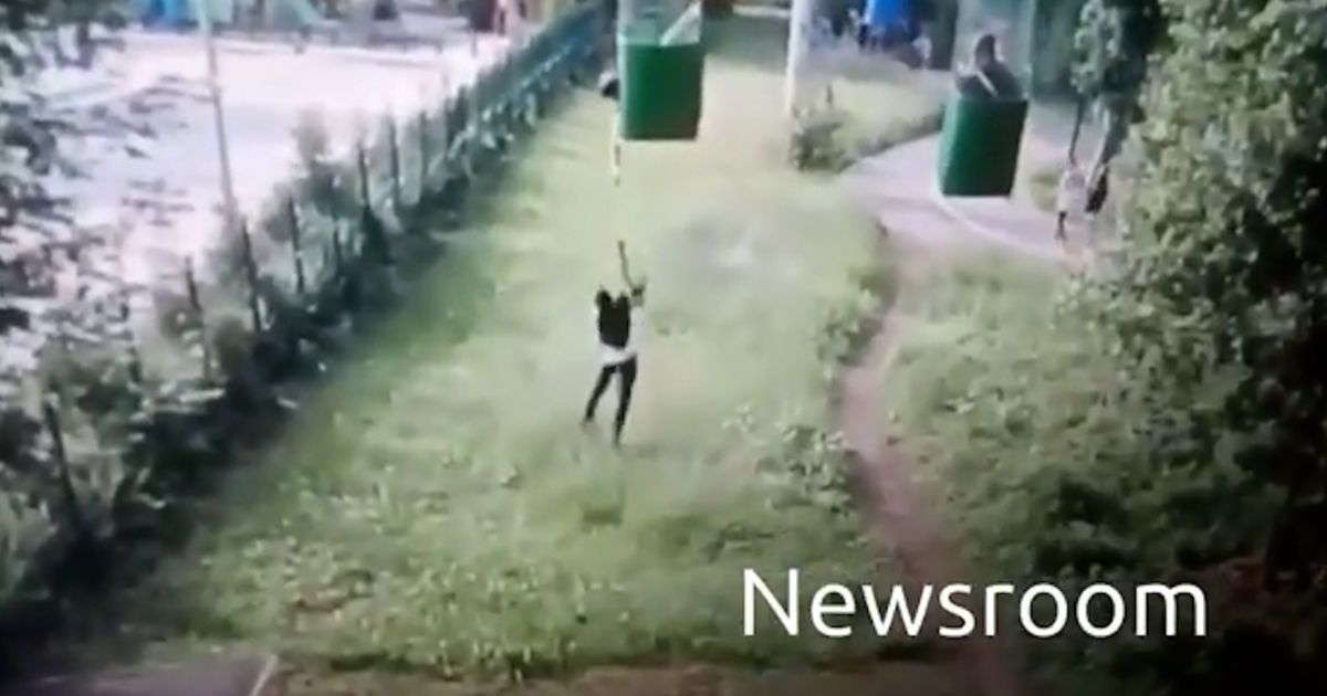 В Харькове парень прыгнул из кабины канатной и попал под машину: видео падения
