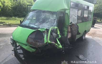 В Харькове микроавтобус столкнулся с пассажирской маршруткой, пострадали 15 человек
