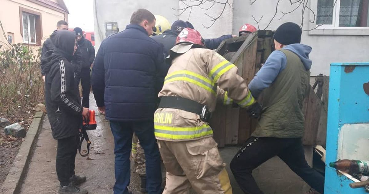 Удивительное спасение: в Дубно пожилую женщину почти невредимой достали с 30-метрового колодца