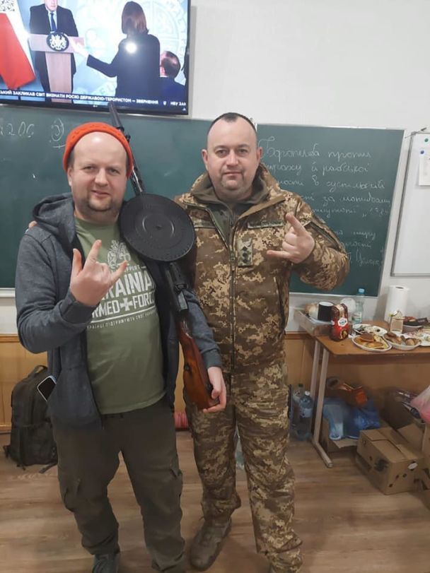 Віктор Бронюк разом з іншими учасниками тероборони / © instagram.com/viktorbronyuk_official