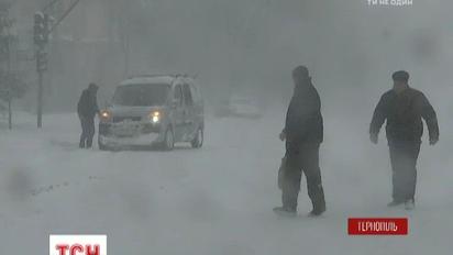 Закрытые школы и парализованный транспорт: резкий ветер, мокрый снег застали Украину неожиданно