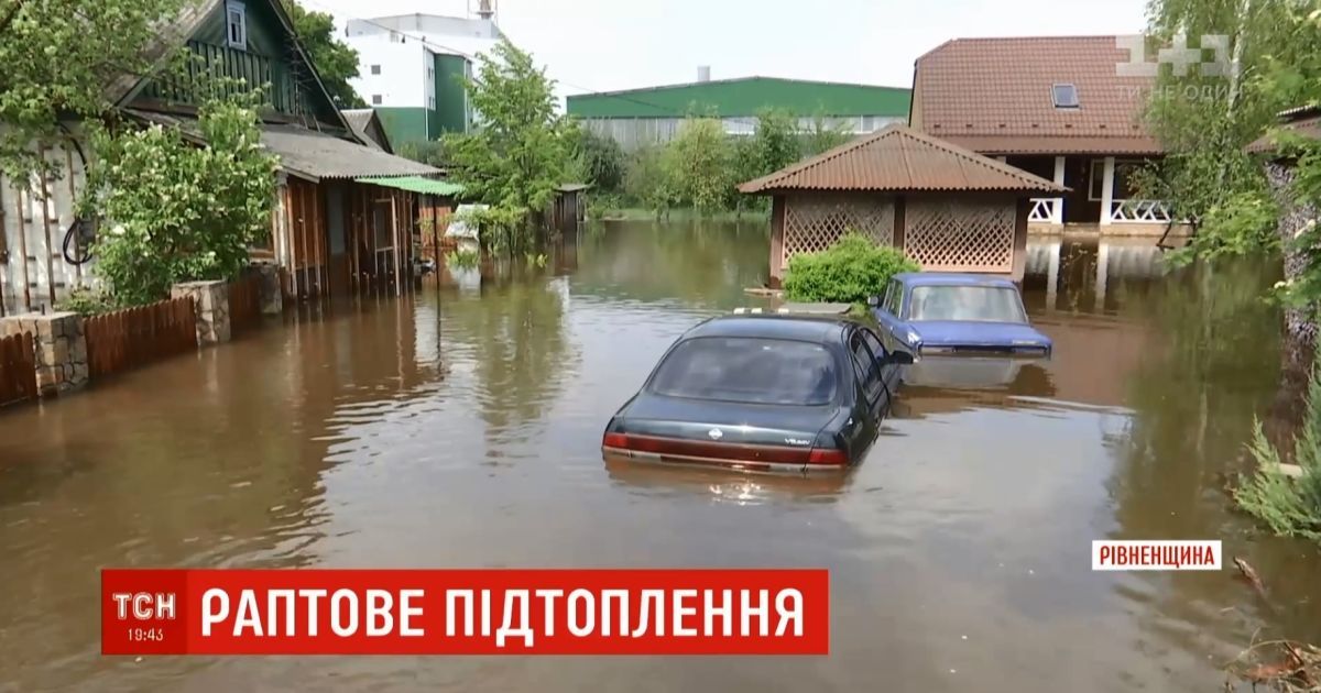 На Ровенщине после рекордного ливня утонуло село, люди остались без еды и воды
