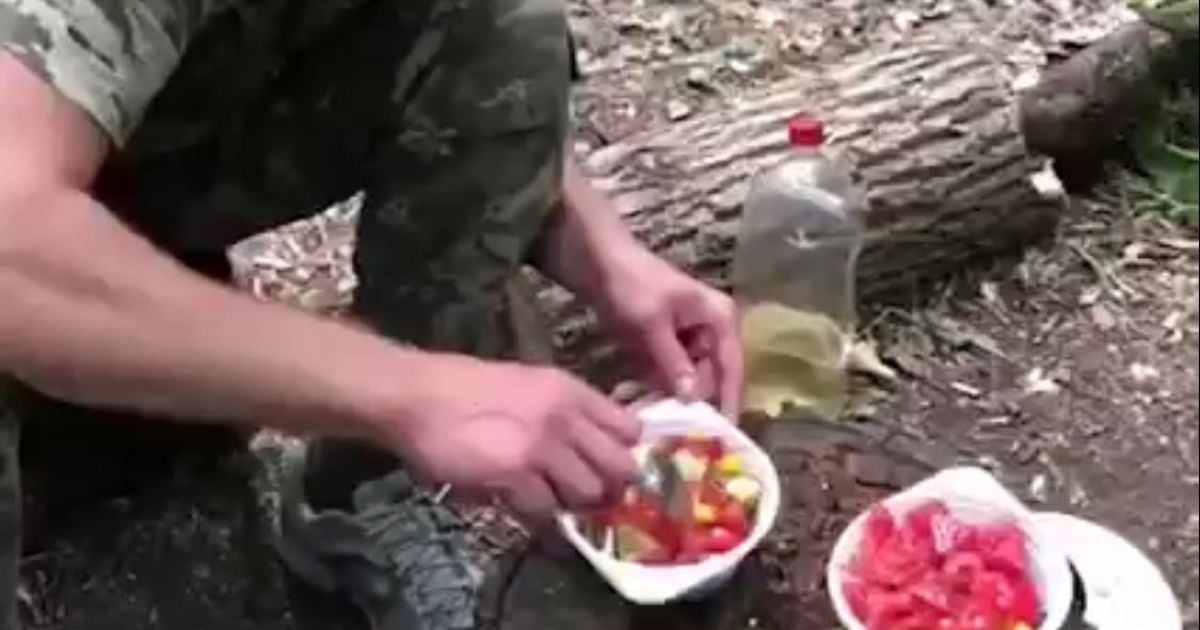 Салат із картоплею на вогні під звуки пострілів: бійці ЗСУ показали, як харчуються на фронті (відео)
