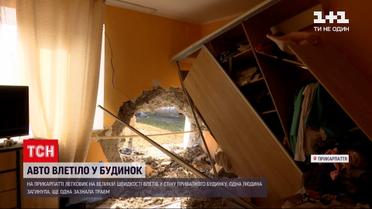 На Прикарпатті легковик влетів у стіну приватного будинку | Новини України