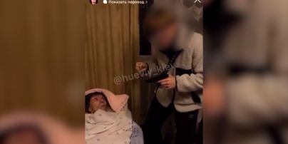 В Киеве подростки издевались над беззащитной бабушкой