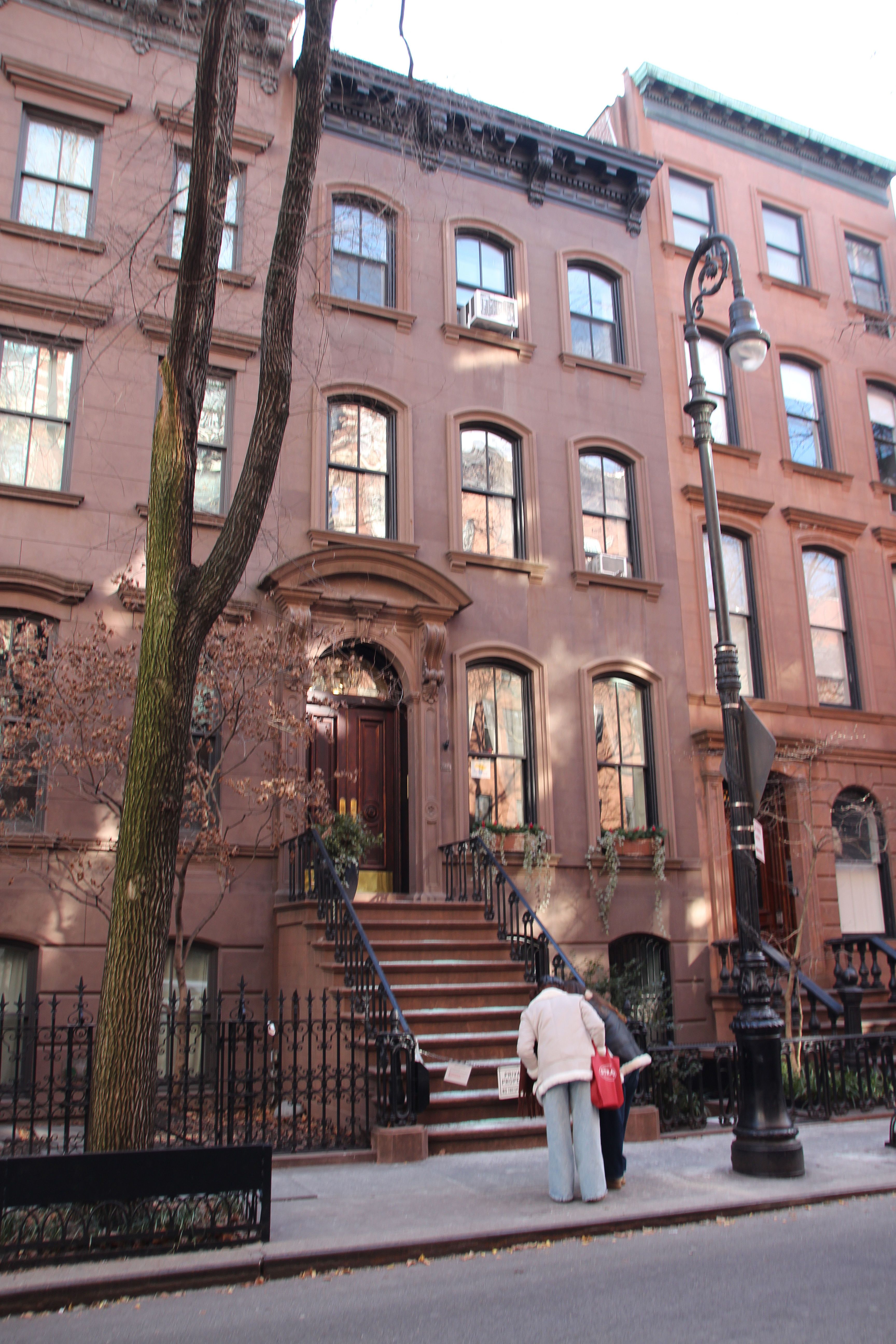 Жалаңаш әйелдердің еркектерді ұрып жатқан суреттері