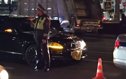Водителя Mercedes, который сбил полицейского в Москве, увезли на машине с госномером