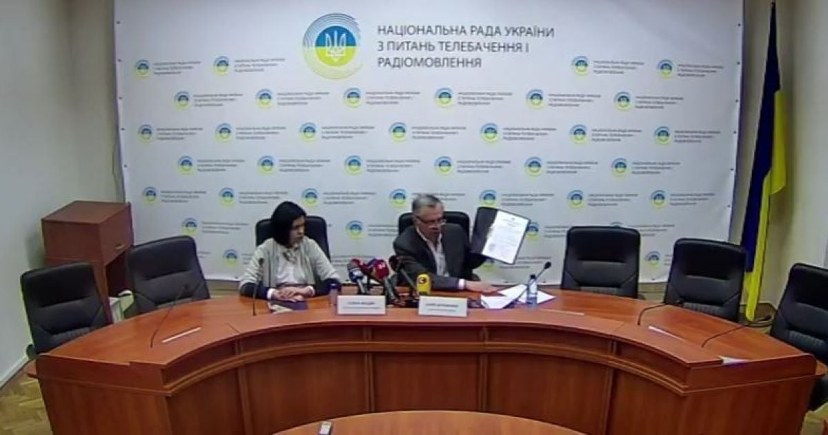 В Нацсовете пообещали передать лицензию каналу "1+1" и показали подписанный бланк