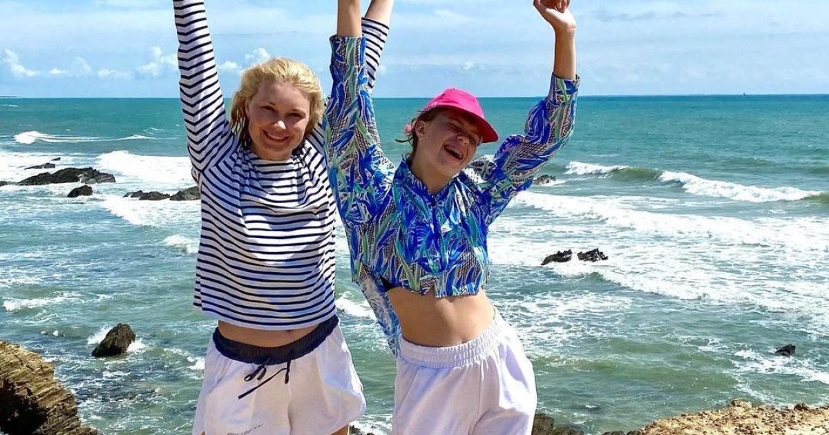 Лидия Таран с дочкой воссоздали фото 7-летней давности на скале во Франции